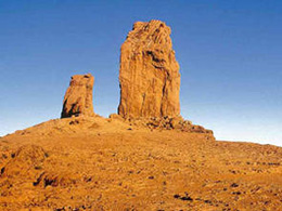 Roque Nublo unter dem blauen Himmel