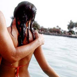 Um casal a abraçar-se perto do mar em Gran Canaria
