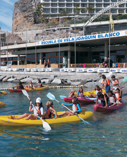 Children canoeing around the mole at Puerto Rico