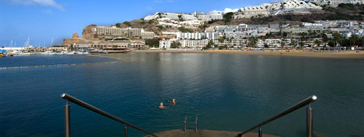 Um casal a tomar banho na praia de Puerto Rico