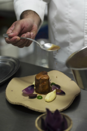 Zickleinkeule mit Salmorejo, roten Zwiebeln und Püree aus kanarischen Kartoffeln