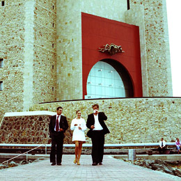 Tres jóvenes pasean frente al Auditorio Alfredo Kraus