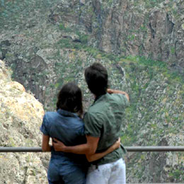 [] Una pareja observa el paisaje en el Cenobio de Valerón