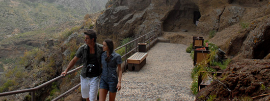 Couple holding hands in the Cenobio de Valerón