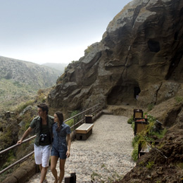 A couple strolling around the Cenobio de Valerón