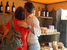 Ett par köper vin på marknaden i Vegueta
