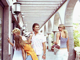 Un groupe de personnes regarde une vitrine