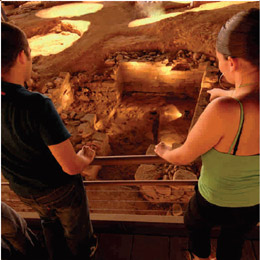 [] Dos visitantes durante una visita a la Cueva Pintada de Gáldar