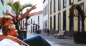 Family having a rest in a Telde street