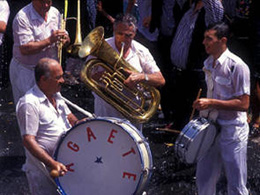 La banda de Agaete hace sonar la música en plena calle