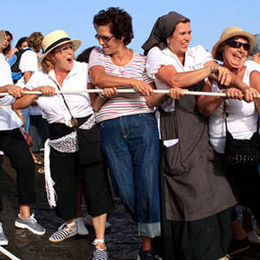 Några skrattande grannar vid festligheterna i Agüimes