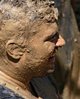 Rostro de un chico riendo en las fiestas del barro