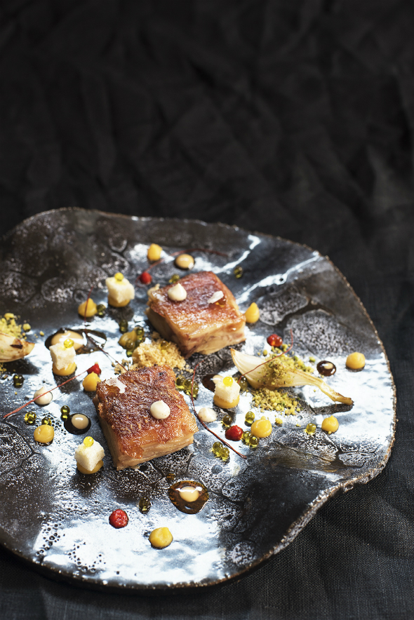 Grillad svart spädgris med apelsin, soja och lök från Galdar