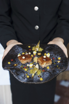 Grillad svart spädgris med apelsin, soja och lök från Gáldar