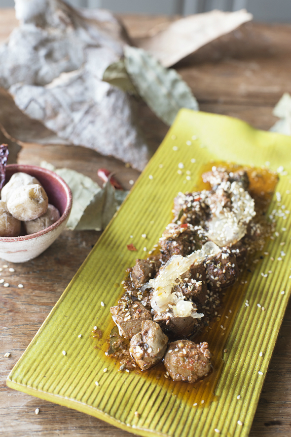 Carajacas (Kalbsleber) mit karamellisierter Zwiebel und geröstetem Sesam