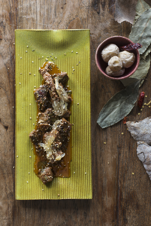 Carajacas con cebolla caramelizada y sésamo tostado