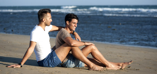 Dois rapazes à beira da praia