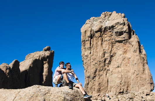 Un couple de randonneurs au pied du Roque Nublo