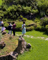 En familj njuter av den botaniska trädgården Viera y Clavijo
