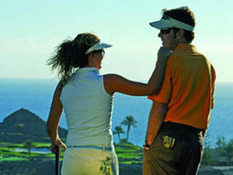 Un couple rie sur un green du Meloneras Golf