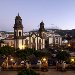 Place et église paroissiale de Santa María de Guía