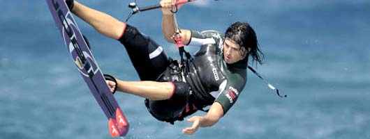 Un kitesurfista vola sulla sua tavola