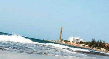 Blick vom Strand zum Leuchtturm von Maspalomas