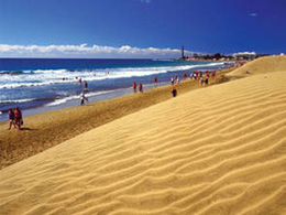 A passear à beira da Playa de Maspalomas