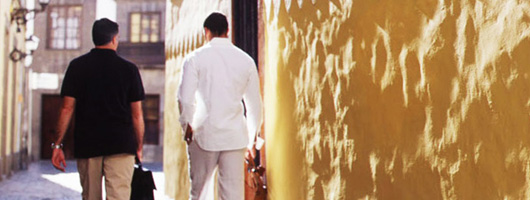 Due congressisti camminano nelle strade di Vegueta