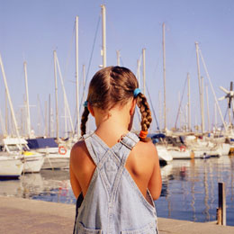 Una bambina nel Porto di Mogán