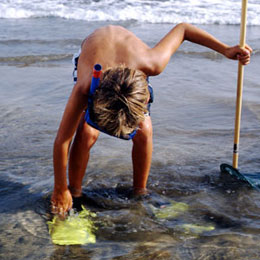 En pojke vid strandkanten