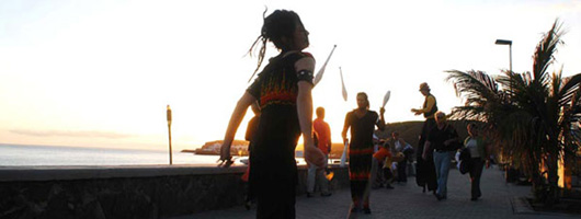 En grupp artister jonglerar på strandpromenaden i Meloneras