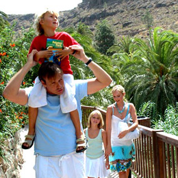 Famiglia al completo passeggia nel parco Palmitos Park