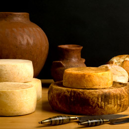 Canary cheeses, knives and earthenware