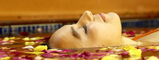 Frau bei einer Spa-Session im Blütenbad