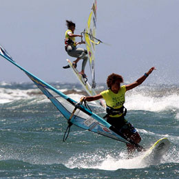 Windsurfistas a fazer acrobacias no sudeste de Gran Canaria