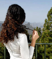Une jeune femme observe le paysage de l’intérieur de Gran Canaria