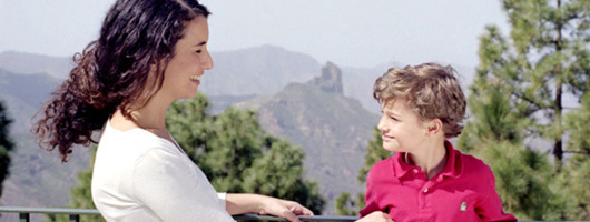 Mor och son ler på utsiktsplatsen vid Parador Nacional i Tejeda