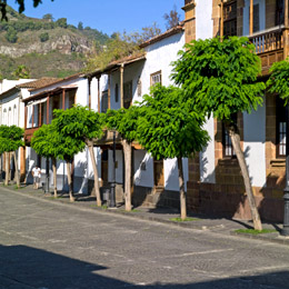 Balkonfassaden in der Calle Real de la Plaza