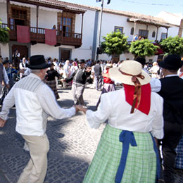 Gruppo di persone con i costumi tradizionali ballano durante le Feste del Pino