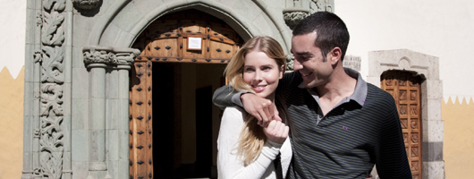 Un couple sourit lors d’une promenade à Vegueta