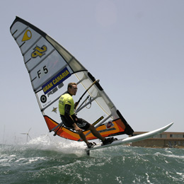 Salto de um windsurfista