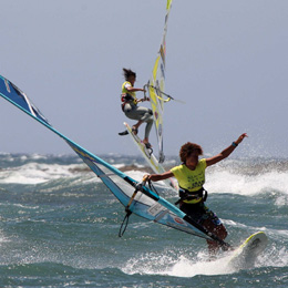 Salto di un windsurfista