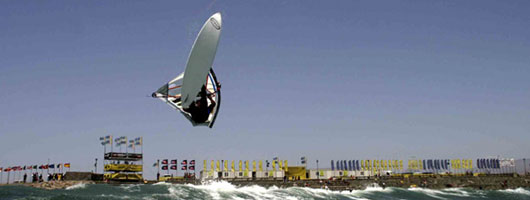 Acrobacia de um windsurfista em Pozo Izquierdo