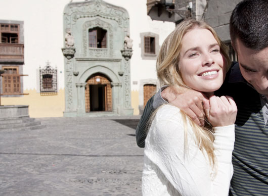 A smiling couple walking around Vegueta