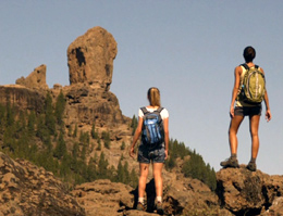 Två flickor betraktar Roque Nublo