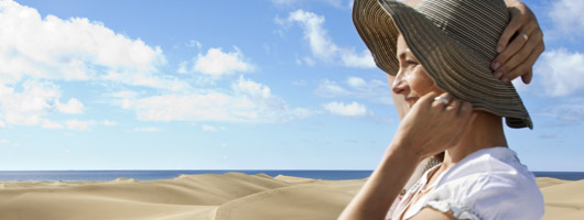 Uma rapariga a sorrir nas Dunas de Maspalomas